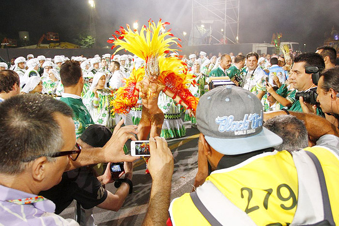 Fantasiada de Fênix, Juju Salimeni arrasa em desfile da Mancha Verde