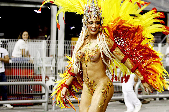 Fantasiada de Fênix, Juju Salimeni arrasa em desfile da Mancha Verde