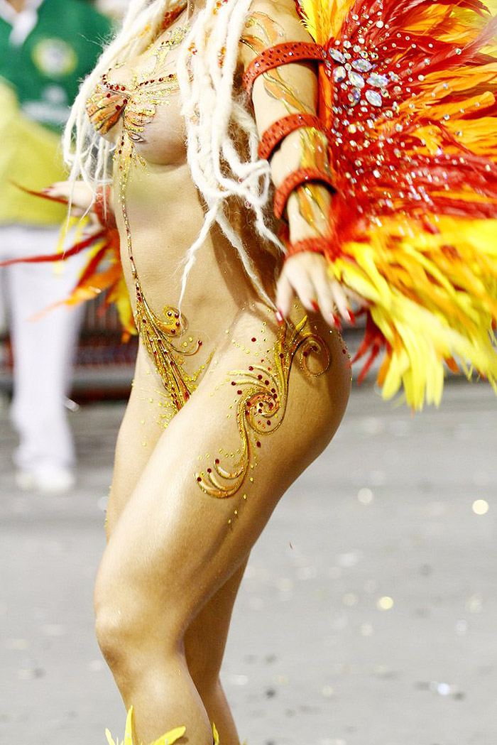 Fantasiada de Fênix, Juju Salimeni arrasa em desfile da Mancha Verde