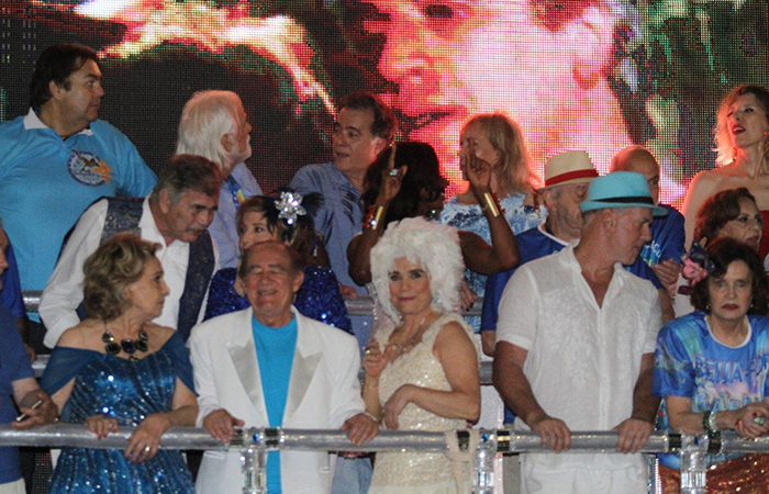 Famosos marcam presença no desfile da Beija-Flor, que homenageia o diretor Boni