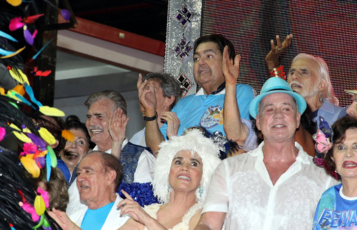 Famosos marcam presença no desfile da Beija-Flor, que homenageia o diretor Boni