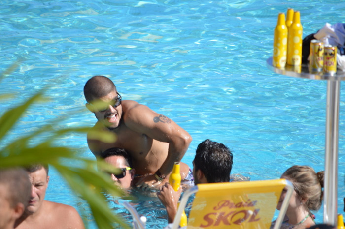 Caio Castro curte pool party em Salvador