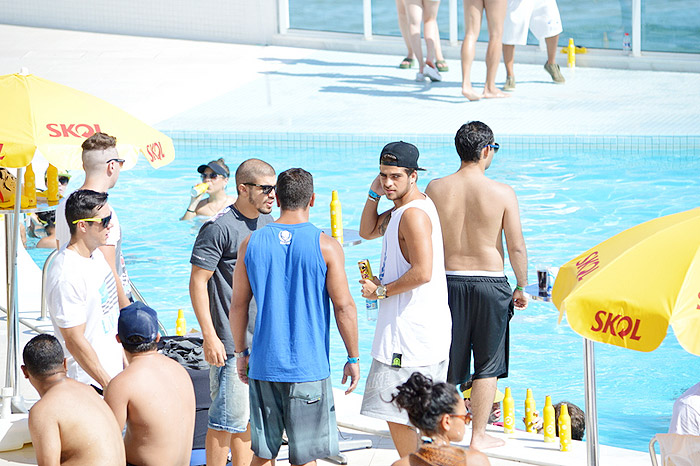 Caio Castro cai na farra em festa na piscina