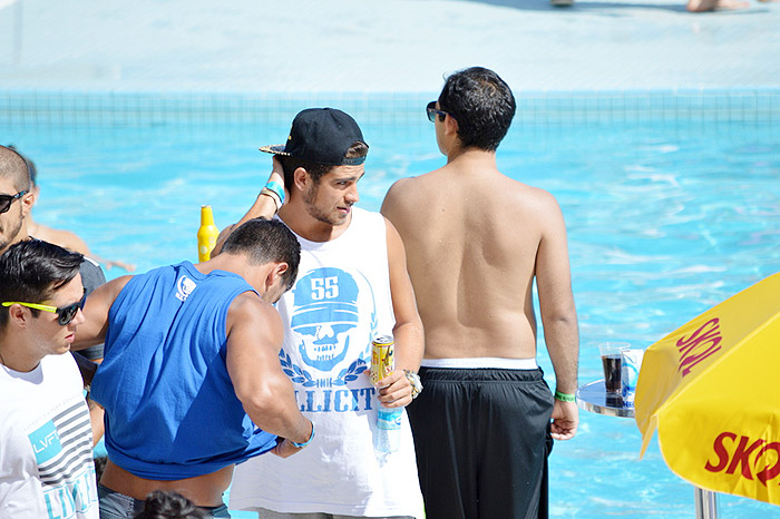 Caio Castro cai na farra em festa na piscina