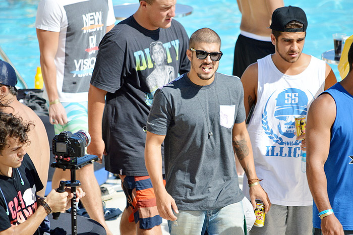 Caio Castro cai na farra em festa na piscina