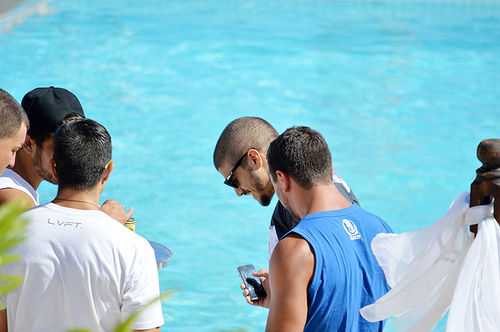 Caio Castro cai na farra em festa na piscina