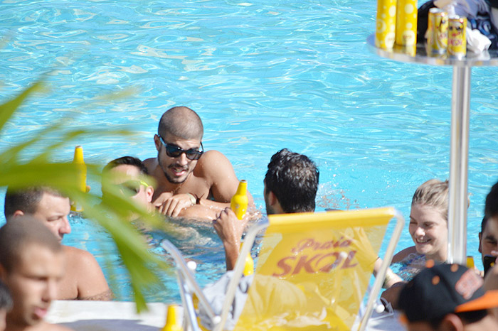 Caio Castro cai na farra em festa na piscina