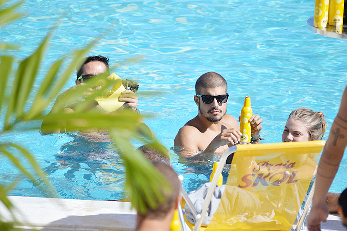 Caio Castro cai na farra em festa na piscina