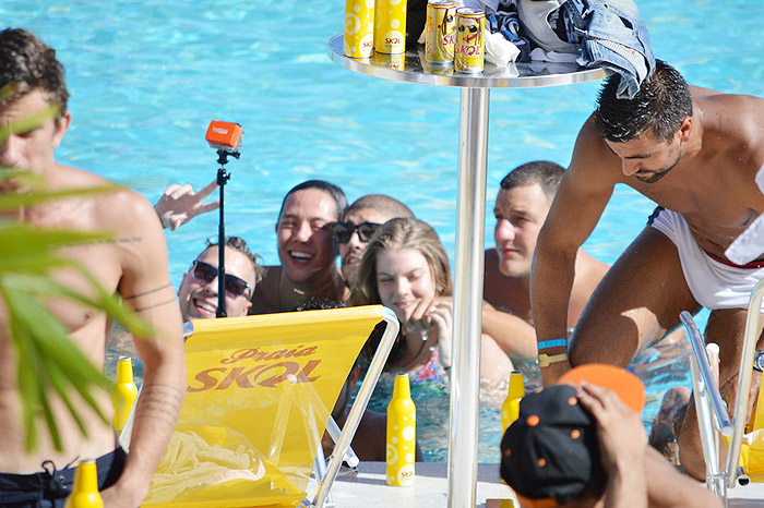 Caio Castro cai na farra em festa na piscina