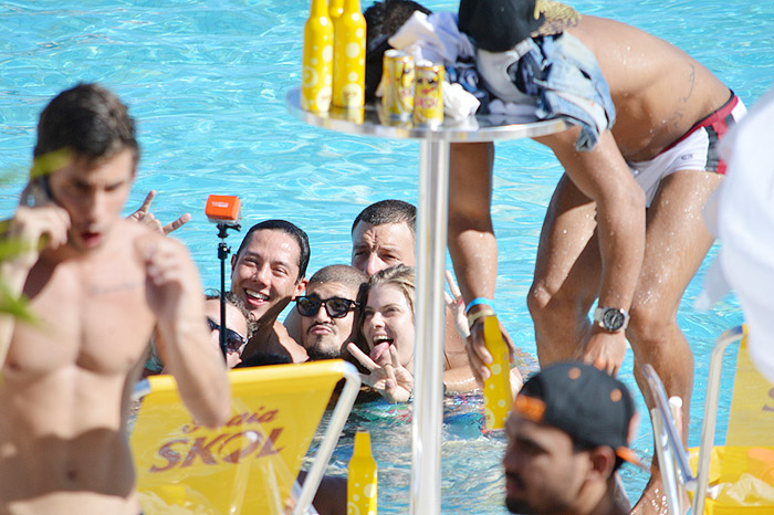 Caio Castro cai na farra em festa na piscina