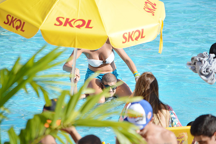 Caio Castro cai na farra em festa na piscina