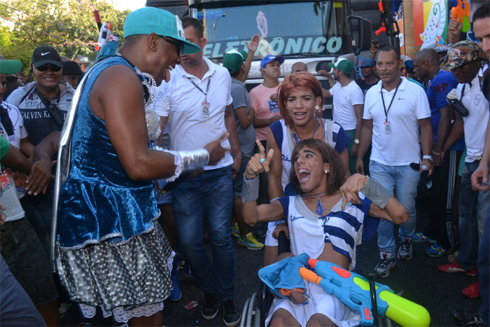 Vocalista do Psirico se veste de mulher no bloco As Muquiranas 