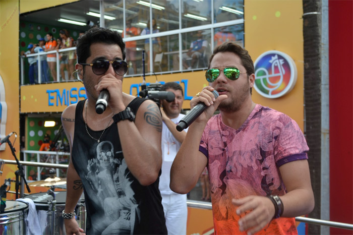 Trio elétrico de Tomate tem participação de Levi e Fiuk