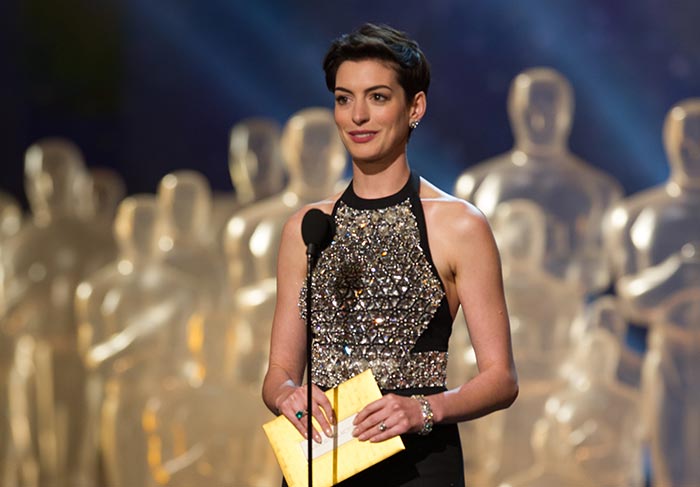  Direto do palco do Dolby Theatre, cenas do Oscar 2014: Anne Hathaway