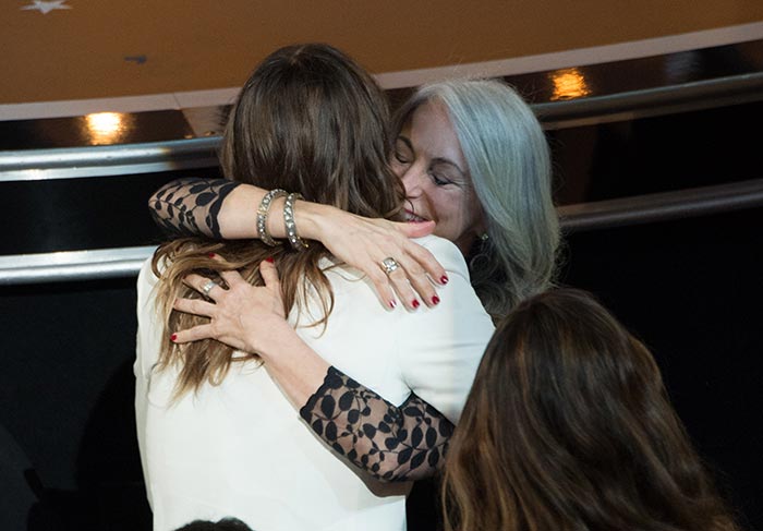 Direto do palco do Dolby Theatre, cenas do Oscar 2014: Jared Leto abraça a sua mãe