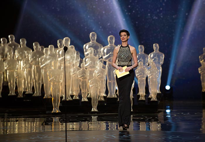 Direto do palco do Dolby Theatre, cenas do Oscar 2014: Anne Hathaway