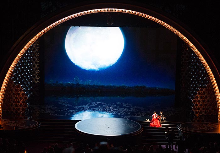 Direto do palco do Dolby Theatre, cenas do Oscar 2014: Karen O e Ezra Koenig cantam Moon Song, do filme Ela