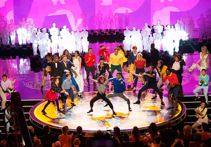 Direto do palco do Dolby Theatre, cenas do Oscar 2014: Pharrell Williams cantou a música Happy, do filme Meu Malvado Favorito 