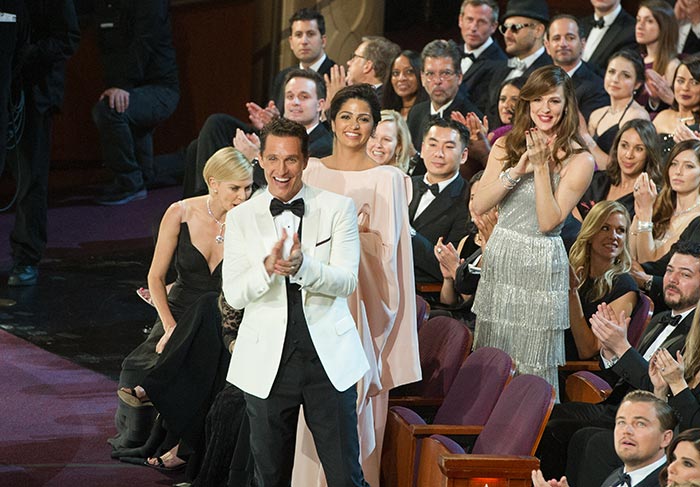 Cenas do Oscar 2014: Matthew McConaughey, Camila Alves e Jennifer Garner aplaudem musical