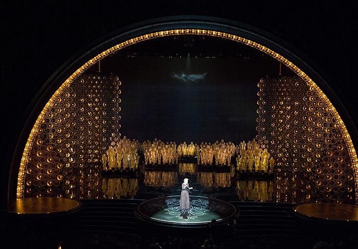 Cenas do Oscar 2014 :  Bette Midler faz tributo aos cineastas e atores que morreram. Ela se apresentou pela primeira vez na cerimônia e cantou Wind Beneath My Wings