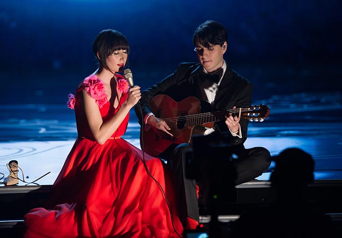 Cenas do Oscar 2014: Karen O e Ezra Koenig cantam Moon Song, do filme Ela 