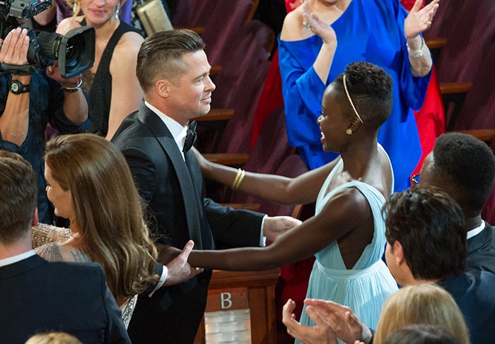 Brad Pitt festeja o prêmio de Lupita Nyongo 