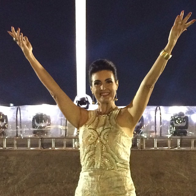 Fátima Bernardes posa com vestido dourado antes da transmissão do Carnaval