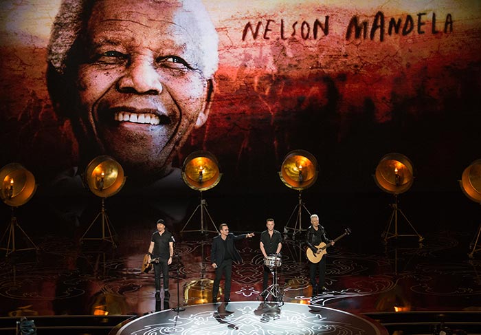 U2 cantando Ordinary Love, em homenagem a Nelson Mandela