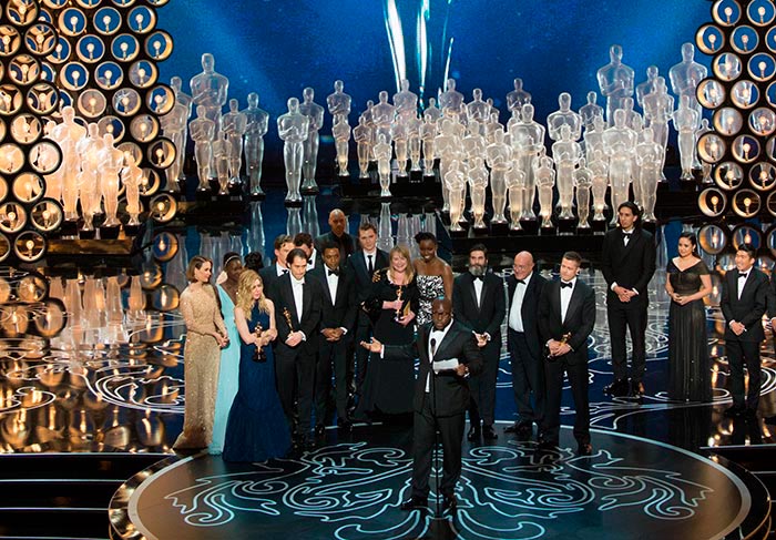 O diretor Steve McQueen e toda a equipe de 12 Anos de Escravidão recebem Oscar de Melhor Filme