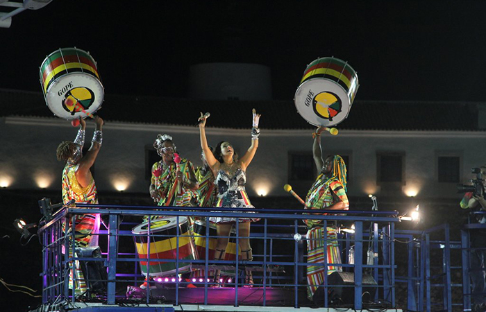 Daniela Mercury canta com Olodum e agita multidão