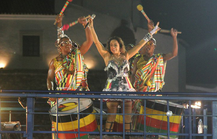 Daniela Mercury canta com Olodum e agita multidão
