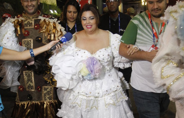 Fabiana Karla desfila de noiva na Mocidade Independente de Padre Miguel