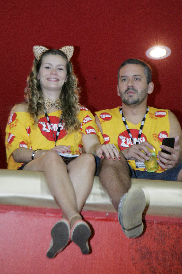Bianca Castanho e o marido Henry, no camarote Devassa no segundo dia de desfile do Rio