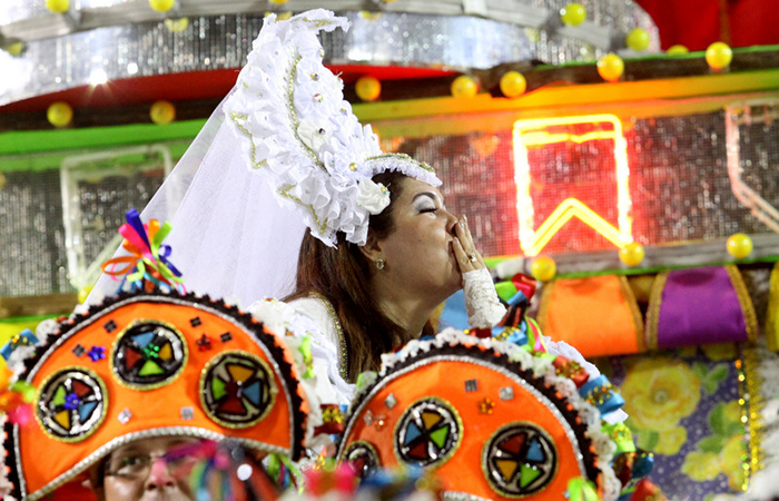 Fabiana Karla se emociona durante desfile da Mocidade, na Sapucaí