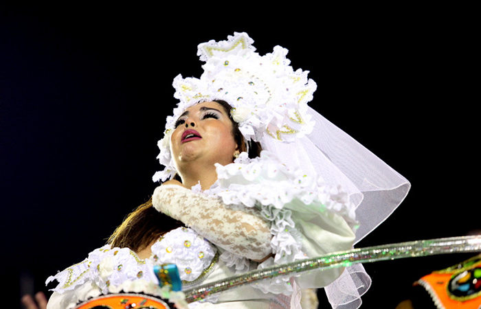 Fabiana Karla se emociona durante desfile da Mocidade, na Sapucaí