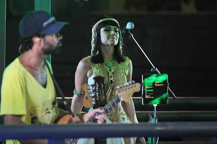 Paula Fernandes se veste de Cleópatra para cantar com Durval Lélys