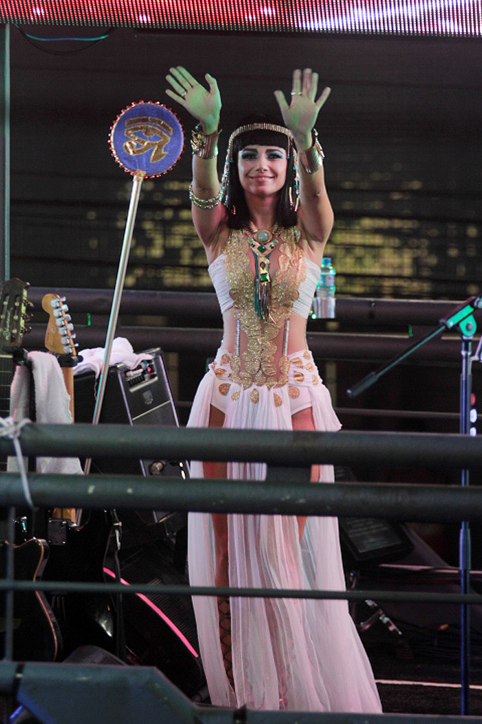 Paula Fernandes se veste de Cleópatra para cantar com Durval Lélys
