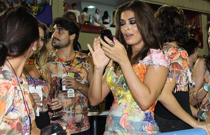 Juliana Paes usa vestido todo florido em noite de samba na Sapucaí