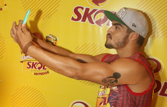 Caio Castro e Felipe Titto caem na folia no Camarote Skol de Salvador