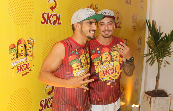 Caio Castro e Felipe Titto caem na folia no Camarote Skol de Salvador