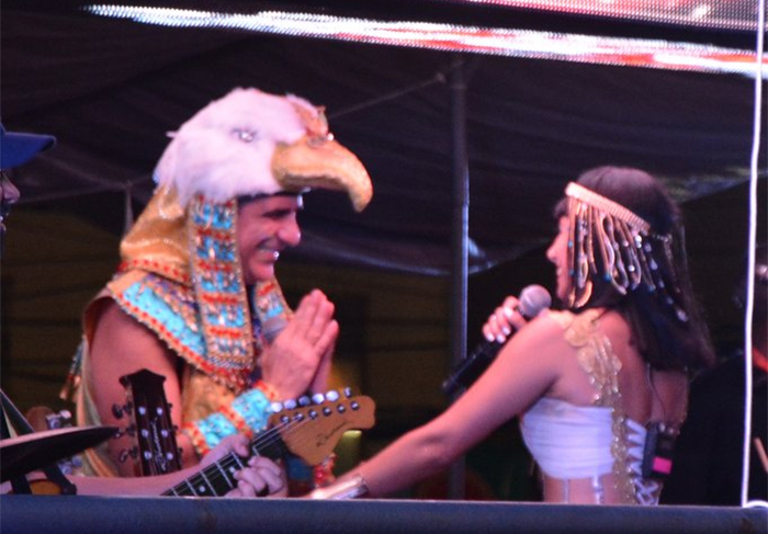 Paula Fernandes se veste de Cleópatra para cantar com Durval Lélys. Veja fotos!