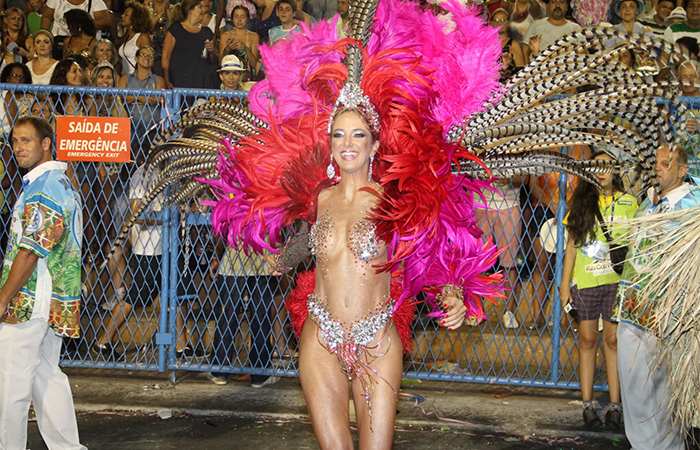 Ticiane Pinheiro mostra que tem samba no pé no desfile da Vila Isabel