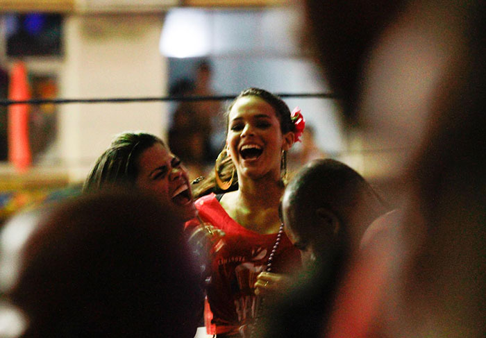 Bruna Marquezine se diverte com amigas em Carnaval de Salvador