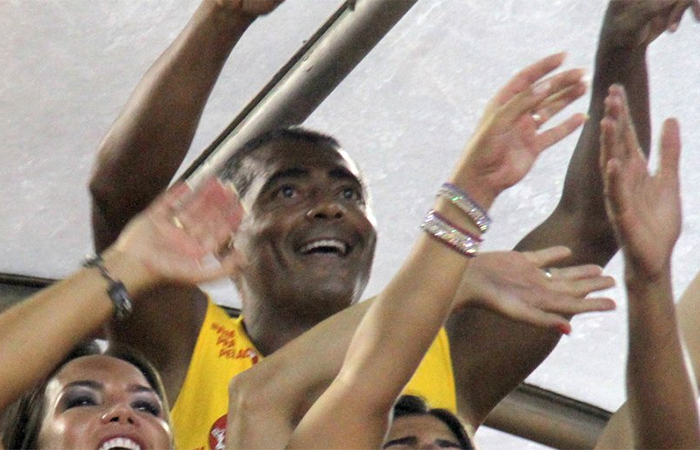 Romário e Guga se empolgam no desfile da Imperatriz Leopoldinense