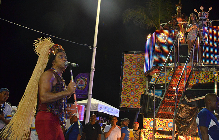 Carlinhos Brown canta com Luana Monalisa em trio elétrico de Salvador