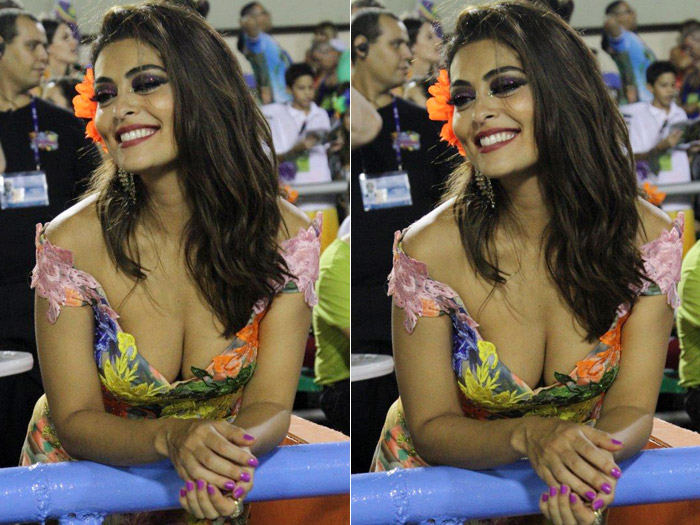 Juliana Paes curte a folia na Sapucaí com decote generoso