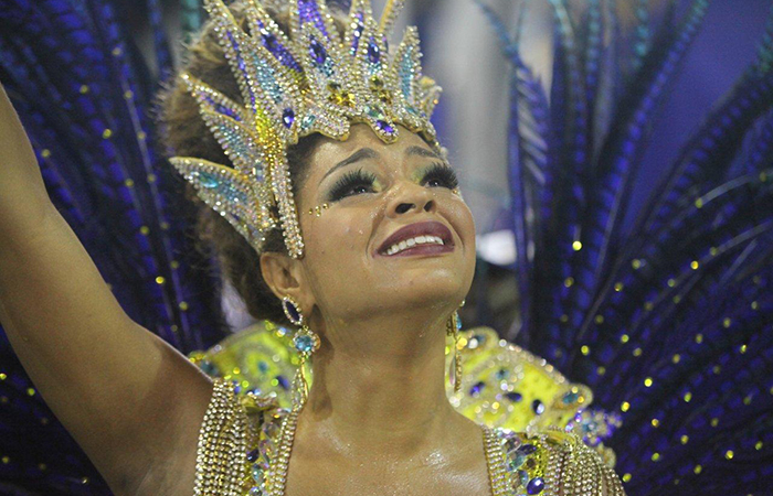 Juliana Alves se emociona à frente da bateria da Unidos da Tijuca