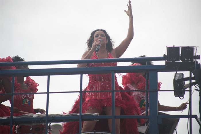 Toda de vermelho, Daniela Mercury agita multidão em Salvador