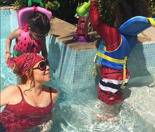 Mariah Carey curte a família na piscina de casa