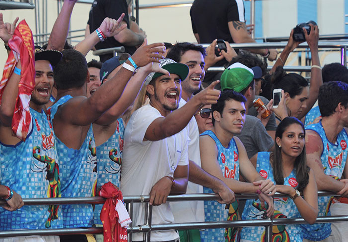 Caio Castro e outros famosos curtem o último dia de folia na Bahia